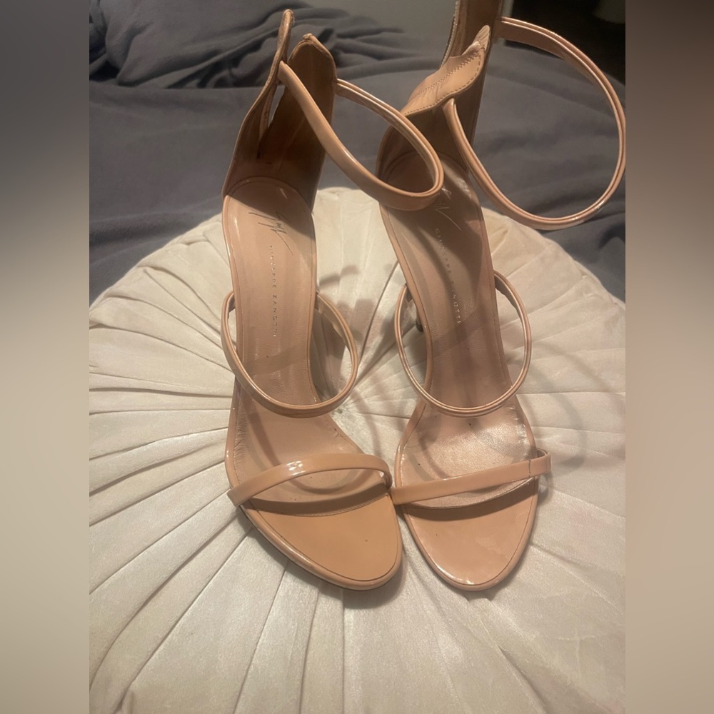 Giussepe Zanoti three-strap sandals.Nude color size 40worn twice.No original box